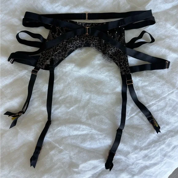 Victoria’s Secret Garter Belt - Picture 2 of 7